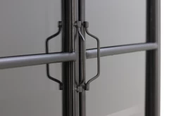 Vitrinekast Manhattan 2 Deurs - Metaal/glas - 80x180 Cm -Meubelserie Winkel de kisten koning vitrinekast manhattan 2 deurs 80x180 metaal glas 4